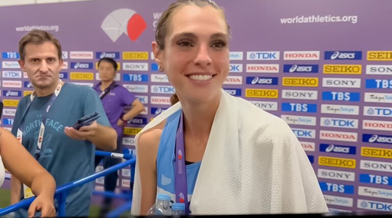 Julia Paternain posterior al maraton con su medalla de bronce. Imagen pablopena.com