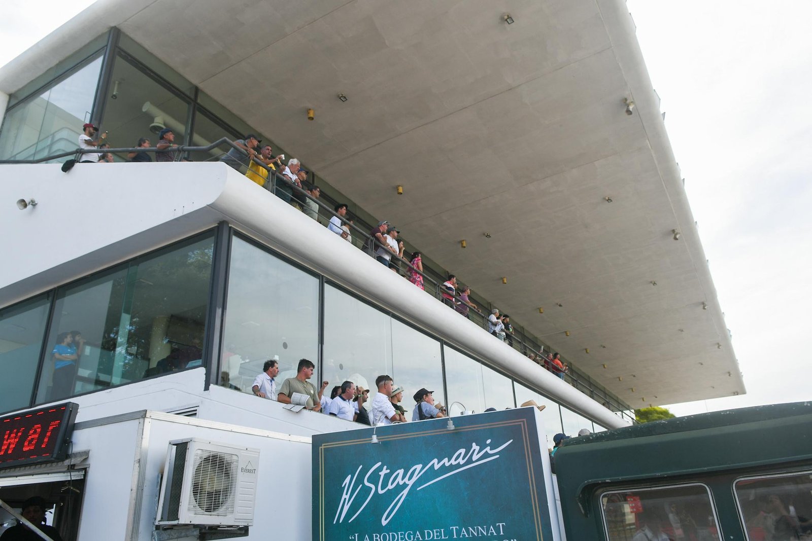 Clásico del turf uruguayo: Gran Premio José Pedro Ramírez en el Hipódromo de Maroñas, cartel de H. Stagnari