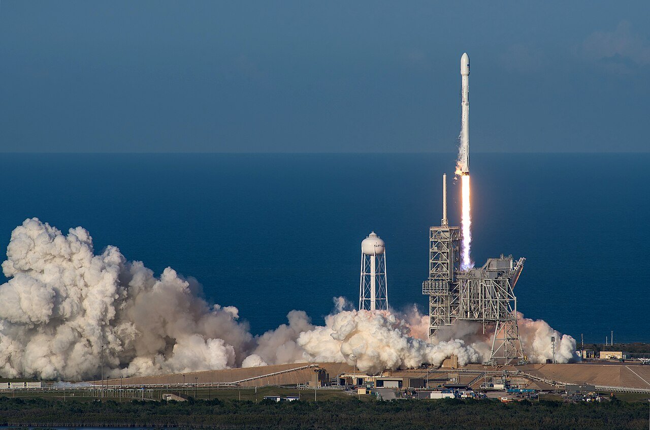 Lanzamiento de un cohete Falcon 9 de SpaceX, la empresa de Elon Musk