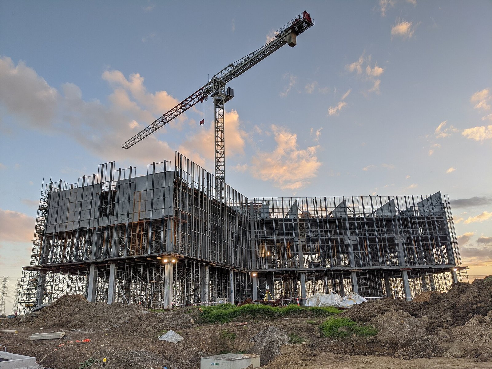 Edificio en construcción con grúa torre; Día de la Construcción en Uruguay