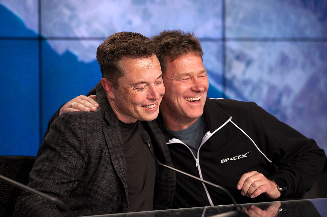 Elon Musk en una conferencia de prensa de SpaceX