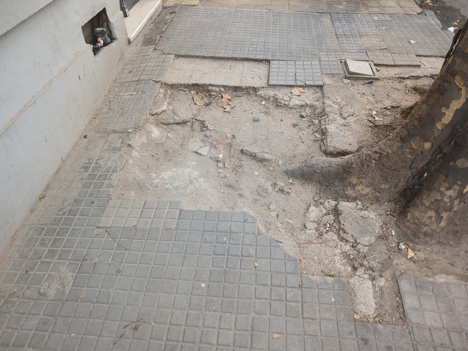Vereda rota en Montevideo, una de las que busca recuperar el Plan Veredas de la Intendencia