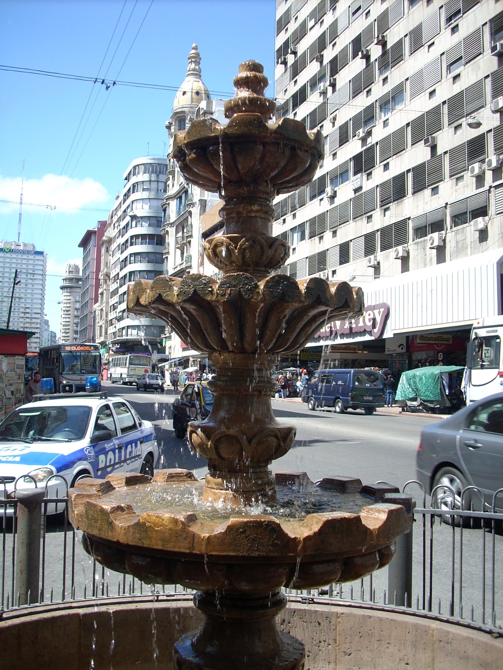 Patrullero policial en el Centro de Montevideo; las rapiñas bajaron en 2026