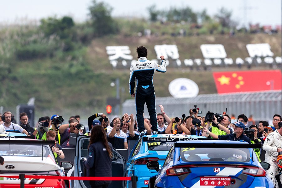 Santiago Urrutia festeja parado sobre su Geely tras ganar en el Circuito Internacional Chengdu Tianfu, China